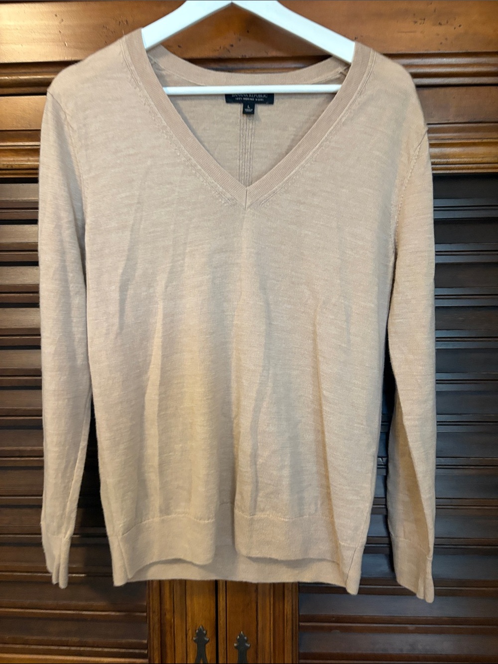 Banana Republic Women's V-Neck Sweater in Light Beige Lightweight Merino Wool